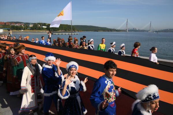 موكب مع شريط القديس جاورجيوس الكبير، ضمن فعاليات انطلاق المنتدى في مدينة فلاديفوستوك. - سبوتنيك عربي