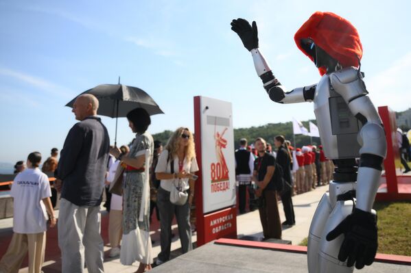 روبوت يرتدي قبعة شعبية روسية &quot;أوشانكا&quot; يدعو ضيوف المنتدى للتعرف على نتائج التعاون الروسي الصيني في جناح مقاطعة اَمور. - سبوتنيك عربي