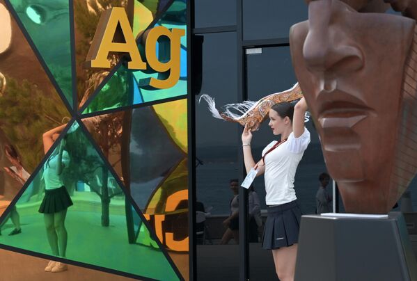 صورة من داخل &quot;شارع الشرق الأقصى&quot;. - سبوتنيك عربي