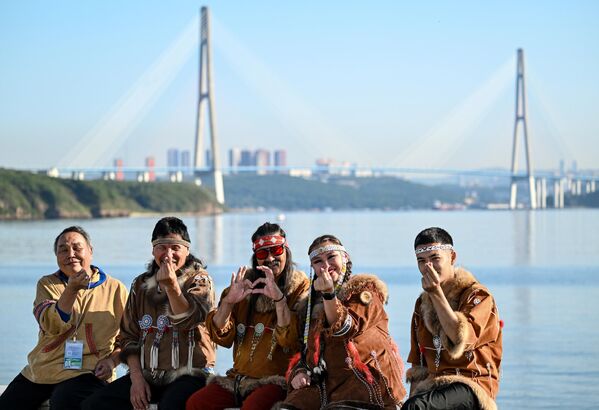 صورة لعدد من المشاركين في المنتدى  الاقتصادي الشرقي العاشر وهم يستمتعون بوقتهم على الجسر في مدينة فلاديفوستوك. - سبوتنيك عربي