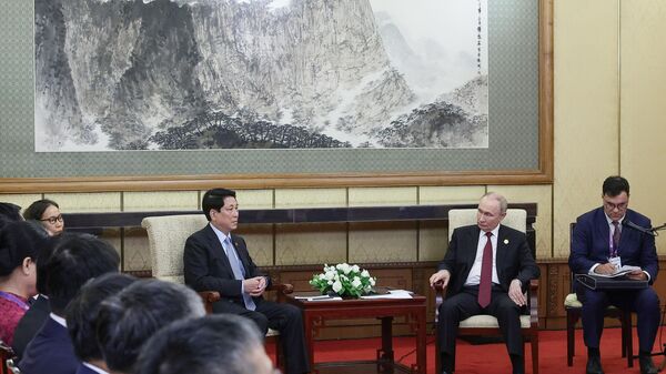 الرئيس الروسي فلاديمير بوتين مع الرئيس الفيتنامي لونغ كيونغ في بكين - سبوتنيك عربي