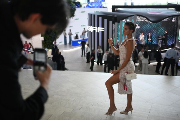 إحدى المشاركات تلتقط صورة تذكارية في المنتدى الاقتصادي الشرقي العاشر.  - سبوتنيك عربي