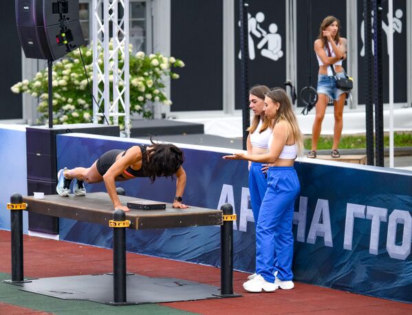 صورة من جناح &quot;GTO Arena&quot; أثناء قيام إحدى الفتيات بتمارين رياضية. - سبوتنيك عربي