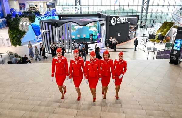 عدد من المشاركات في أعمال المنتدى الاقتصادي الشرقي العاشر. - سبوتنيك عربي