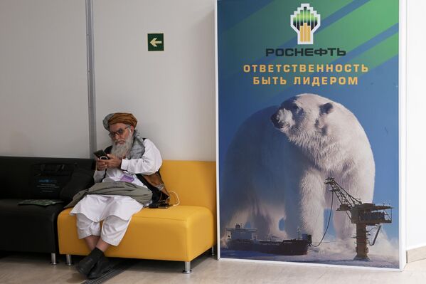 أحد الزوار يستريح على الأريكة خلال تجوله بين أجنحة المنتدى. - سبوتنيك عربي