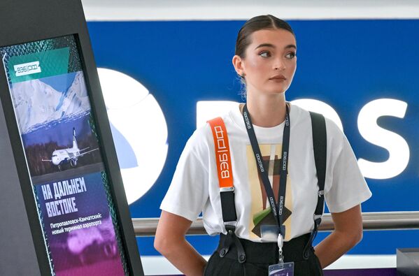 صورة لشابة في جناح VEB.RF - سبوتنيك عربي