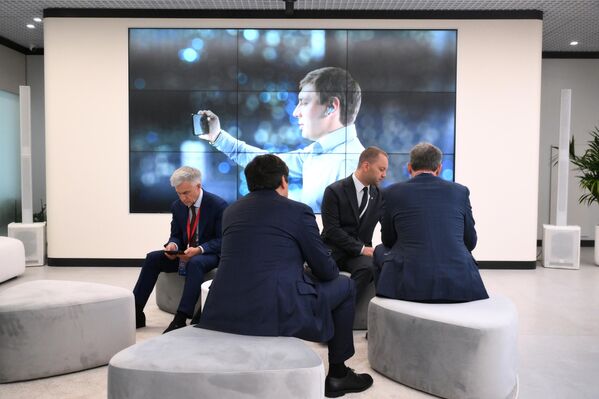 صورة لمشاركين في المعرض يتبادلون أطراف الحديث على هامش أعمال المنتدى. - سبوتنيك عربي