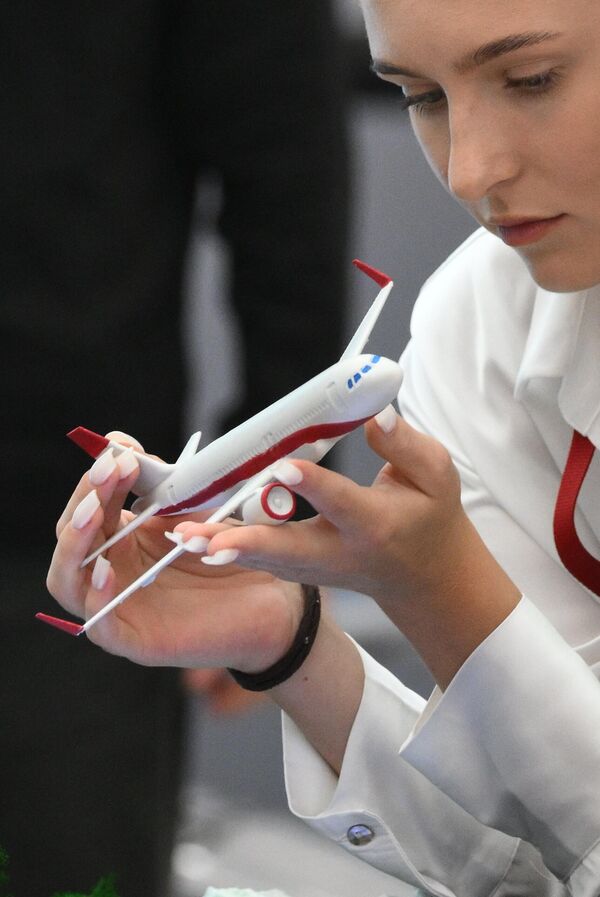 شابة تحمل مجسما لطائرة، ضمن فعاليات اليوم الثاني للمنتدى الاقتصادي الشرقي العاشر. - سبوتنيك عربي