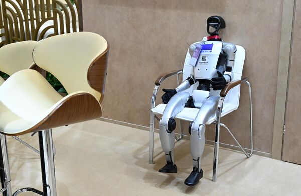 روبوت يجلس على كرسي في أحد أجنحة المنتدى الاقتصادي الشرقي العاشر. - سبوتنيك عربي