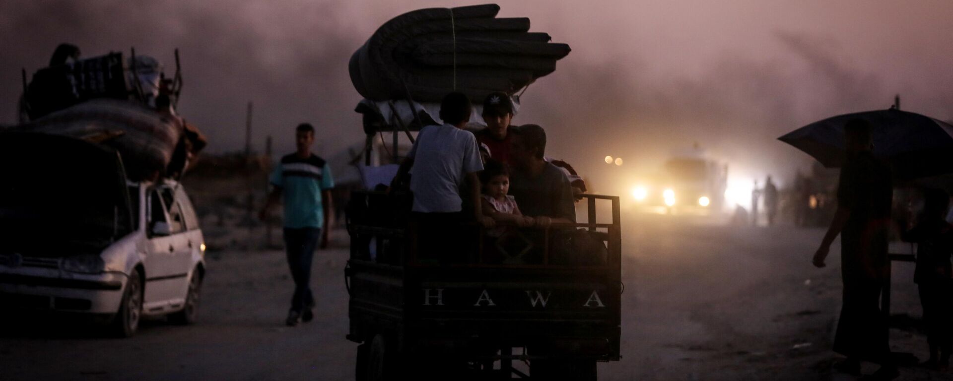 نزوح الفلسطينيون نحو وسط مدينة غزة على طول شارع الرشيد في سيارات وعربات تجرها الخيول وعلى الأقدام مع متعلقاتهم بسبب الهجمات الإسرائيلية المتزايدة. - سبوتنيك عربي, 1920, 09.09.2025