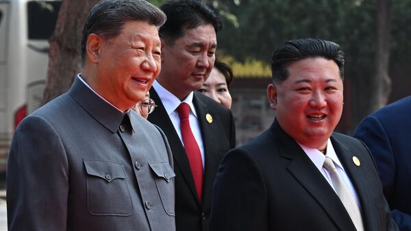 الرئيس الصيني شي جين بينغ ، ورئيس كوريا الديمقراطية كيم جونغ أون  - سبوتنيك عربي