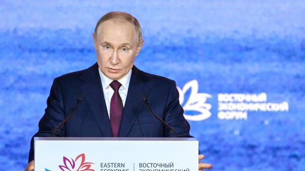 الرئيس الروسي فلاديمير بوتن في الجلسة العامة للمنتدى الاقتصادي الشرقي الرئيس الروسي فلاديمير بوتن في الجلسة العامة للمنتدى الاقتصادي الشرقي - سبوتنيك عربي