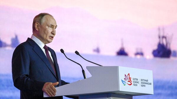 الرئيس الروسي فلاديمير بوتن في الجلسة العامة للمنتدى الاقتصادي الشرقي الرئيس الروسي فلاديمير بوتن في الجلسة العامة للمنتدى الاقتصادي الشرقي - سبوتنيك عربي
