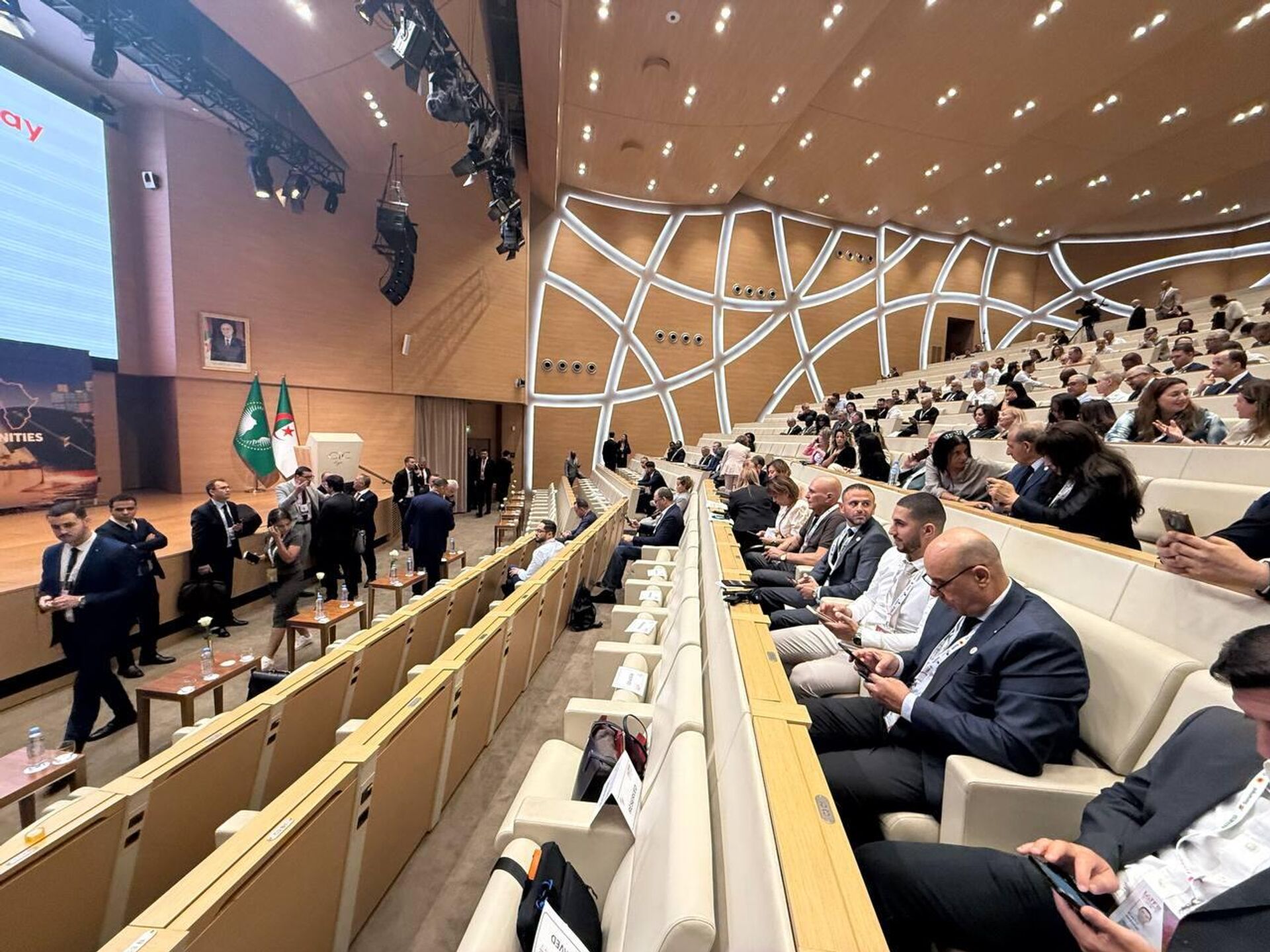 الجزائر… قمة مصغرة لوكالات ترقية الاستثمار الإفريقية بمشاركة أكثر من 30 وكالة أفريقية وهيئات تمويلية - سبوتنيك عربي, 1920, 05.09.2025