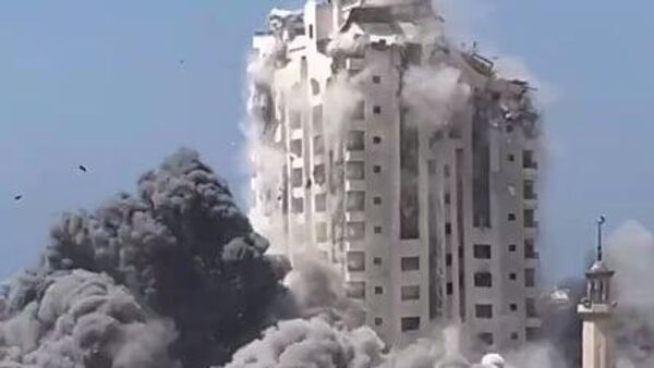لحظة انهيار برج المشتهى في غزة - سبوتنيك عربي