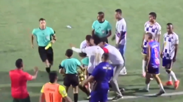 لاعب كولومبي يعتدي على حكمة بعد طرده - سبوتنيك عربي