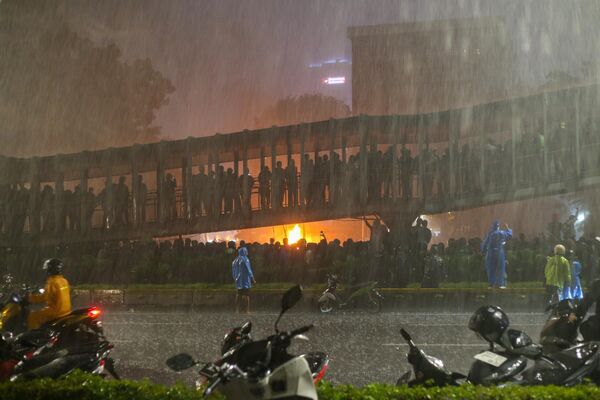 حشدٌ من الناس ينظم مظاهرة أمام مقر شرطة منطقة مترو جايا في جاكرتا، إندونيسيا، في 29 أغسطس/آب 2025. يطالب الحشد، الذي يضم طلابًا وعامة الناس، بالعدالة لسائق دراجة نارية أجرة عبر الإنترنت صدمته سيارة مدرعة تابعة لفيلق اللواء المتنقل في 28 أغسطس/آب. - سبوتنيك عربي