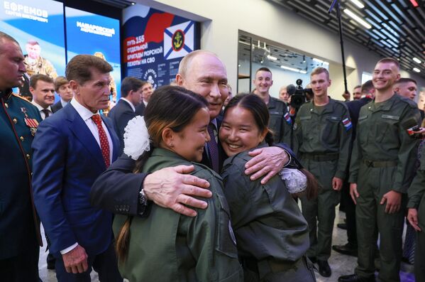 الرئيس الروسي فلاديمير بوتين، وطلاب مركز &quot;فوين&quot; للتدريب العسكري الرياضي والتعليم الوطني، في فرع فلاديفوستوك للمركز الوطني &quot;روسيا&quot;، في 4 سبتمبر/ أيلول 2025. - سبوتنيك عربي