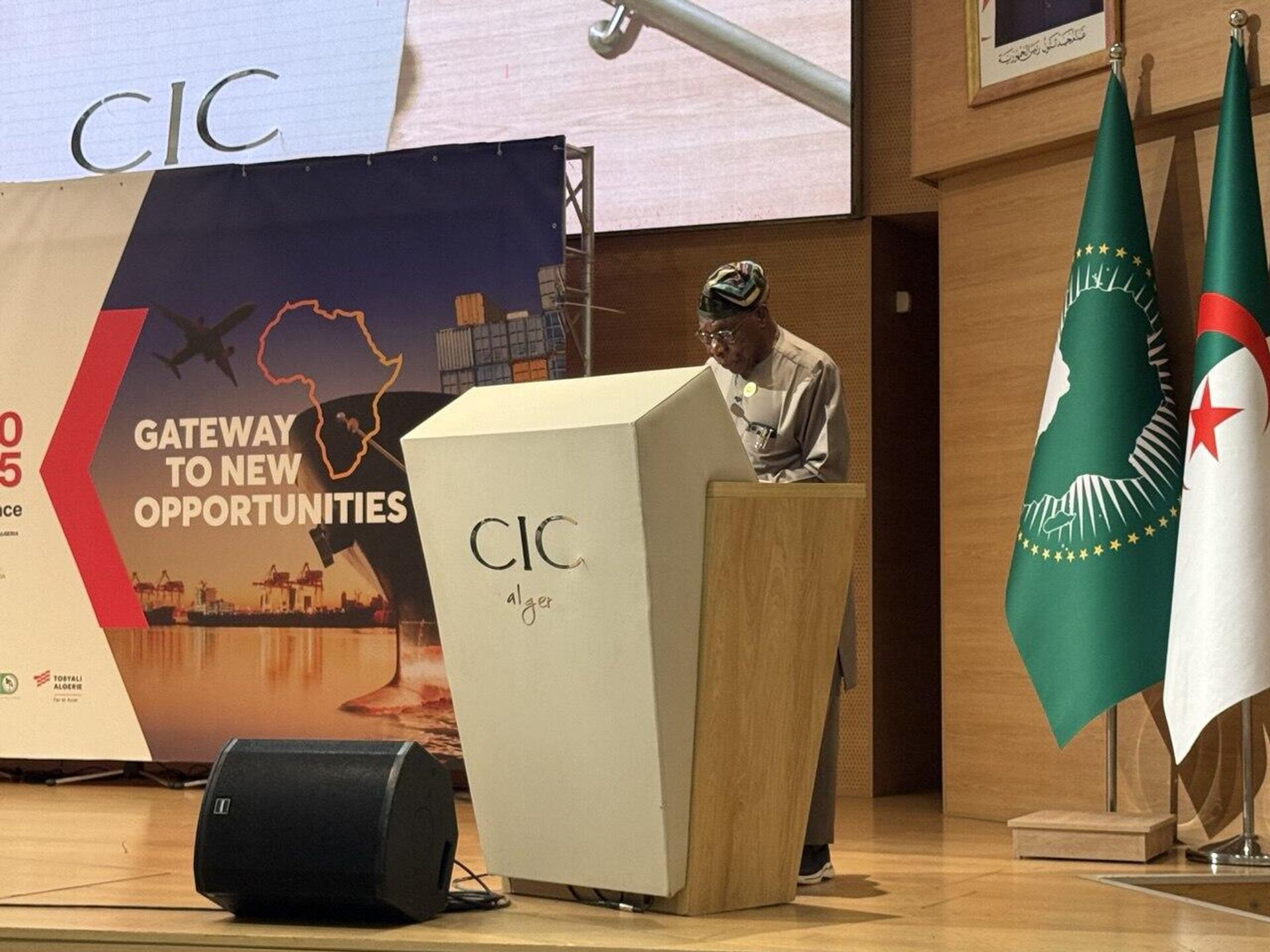 رئيس نيجيريا الأسبق، أوليسيجون أوباسانجو، يلقي كلمة في الدورة الرابعة لمعرض التجارة الأفريقية البينية بالجزائر، 6 سبتمبر/ أيلول 2025 - سبوتنيك عربي, 1920, 06.09.2025