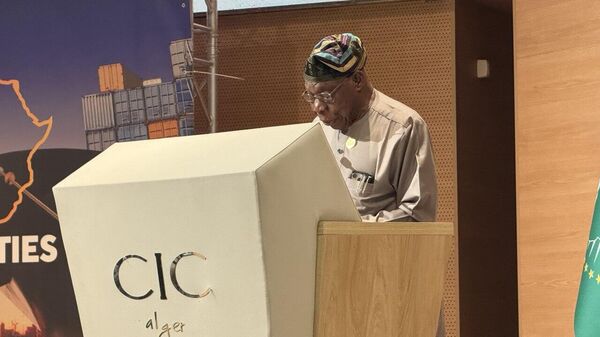 رئيس نيجيريا الأسبق، أوليسيجون أوباسانجو، يلقي كلمة في الدورة الرابعة لمعرض التجارة الأفريقية البينية بالجزائر، 6 سبتمبر/ أيلول 2025 - سبوتنيك عربي