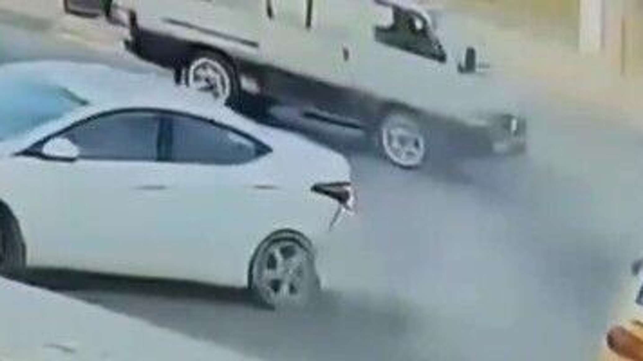 فيديو صادم... امرأة تدهس شرطيا وتثير الفوضى في أحد شوارع العراق