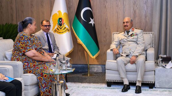 بحث القائد العام للقوات المسلحة الليبية المشير أركان حرب خليفة أبو القاسم حفتر، مع رئيسة بعثة الأمم المتحدة للدعم في ليبيا هانا تيتيه - سبوتنيك عربي