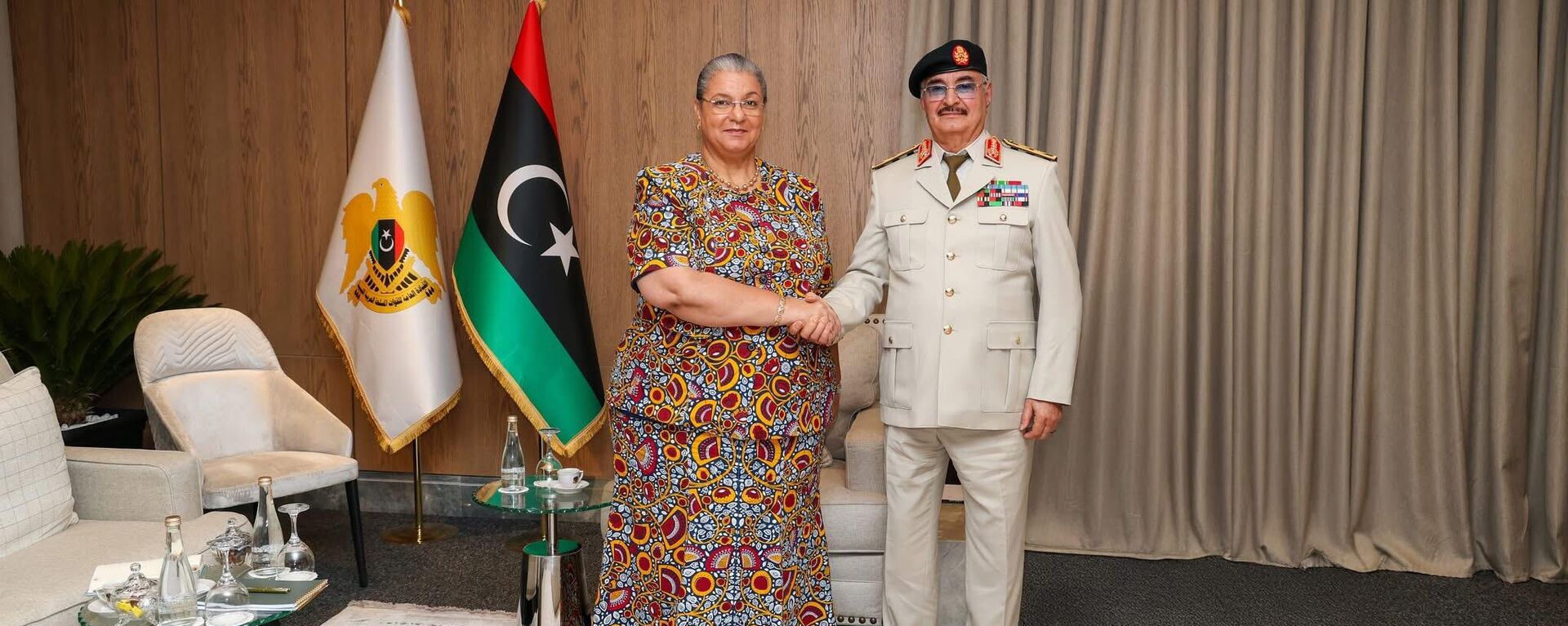 بحث القائد العام للقوات المسلحة الليبية المشير أركان حرب خليفة أبو القاسم حفتر، مع رئيسة بعثة الأمم المتحدة للدعم في ليبيا هانا تيتيه - سبوتنيك عربي, 1920, 25.10.2025