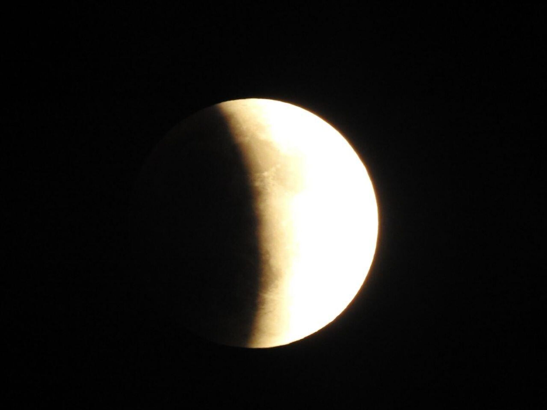 عدسة سبوتنيك ترصد ظاهرة خسوف القمر الكلي والقمر الوردي العملاق فوق سماء دولة الإمارات العربية المتحدة عدسة سبوتنيك ترصد ظاهرة خسوف القمر الكلي والقمر الوردي العملاق فوق سماء دولة الإمارات العربية المتحدة - سبوتنيك عربي, 1920, 07.09.2025