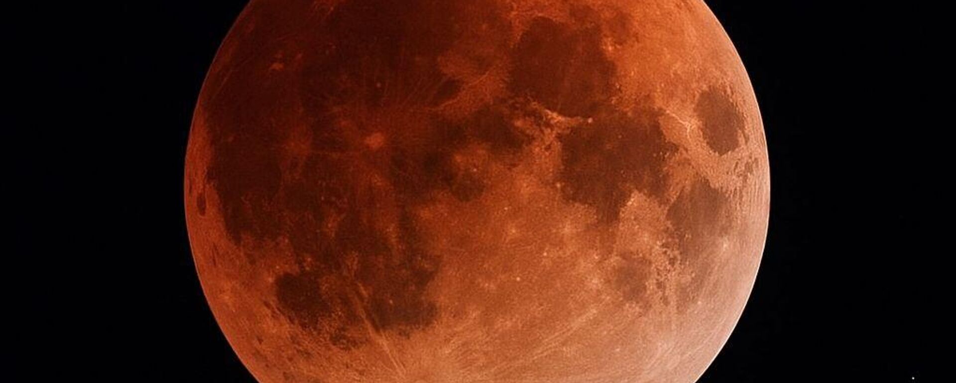 عدسة سبوتنيك ترصد ظاهرة خسوف القمر الكلي والقمر الوردي العملاق فوق سماء دولة الإمارات العربية المتحدة - سبوتنيك عربي, 1920, 07.09.2025