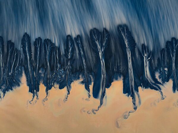 آثار المد والجزر على مجرى نهر تشيانتانغ في مقاطعة تشجيانغ، الصين. - سبوتنيك عربي