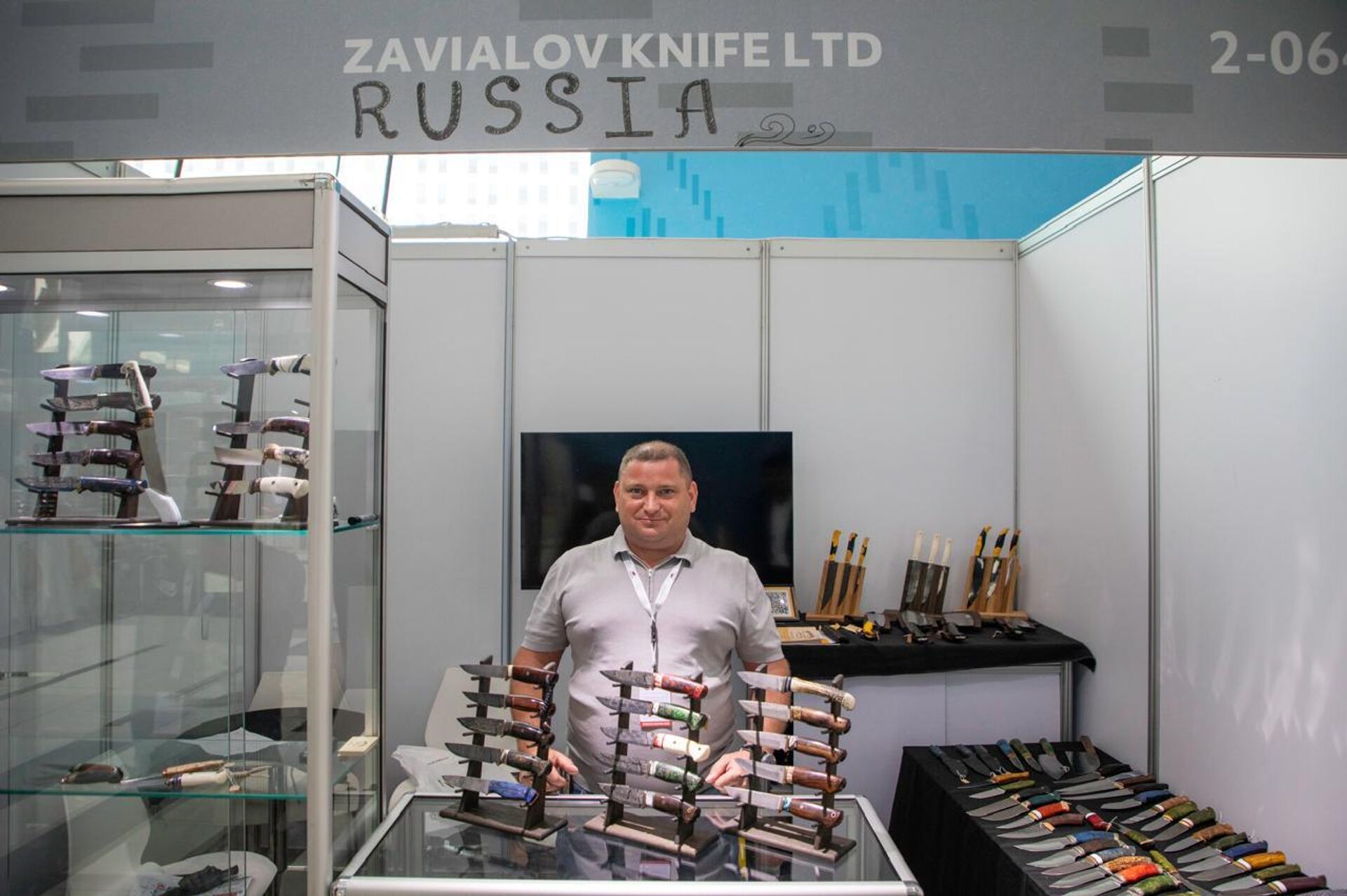 شركة زافيالوف للسكاكين تشارك للمرة الأولى في معرض أبو ظبي الدولي للصيد والفروسية، 8 سبتمبر/ أيلول 2025  - سبوتنيك عربي, 1920, 08.09.2025