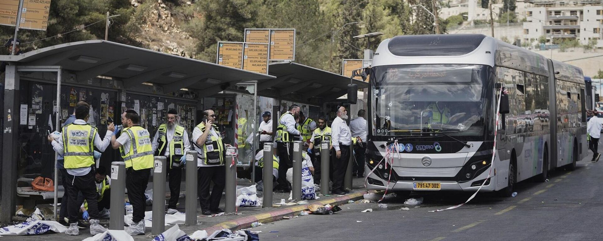 قوات الشرطة الإسرائيلية وطواقم الإنقاذ تفحص مكان هجوم إطلاق النار الذي نفذه مسلحان فلسطينيان، وأسفر عن مقتل عدة أشخاص وإصابة آخرين في محطة للحافلات في القدس، الاثنين 8 سبتمبر/ أيلول 2025 - سبوتنيك عربي, 1920, 08.09.2025