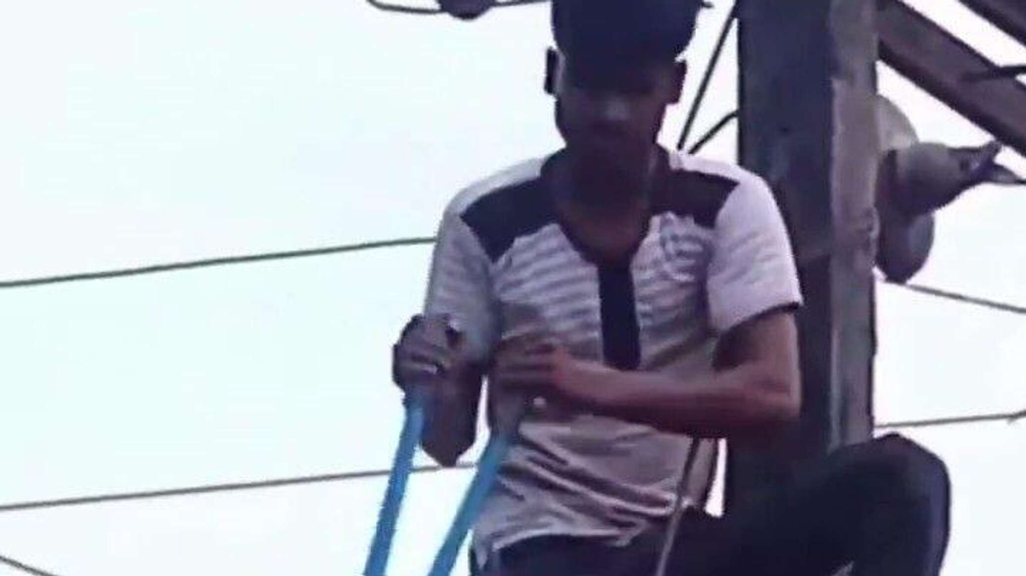 "حب بتوتر عال"... رجل يقطع الكهرباء عن قرية لانشغال هاتف حبيبته... فيديو