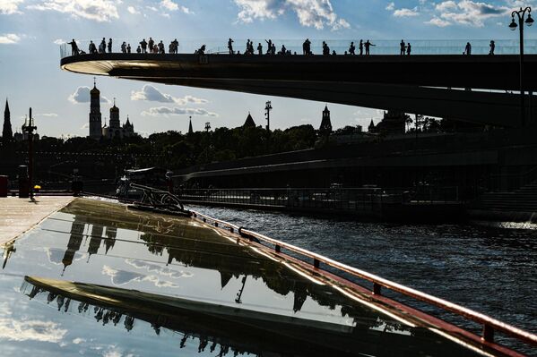 الجسر العائم في حديقة "زاريادي" في موسكو. - سبوتنيك عربي