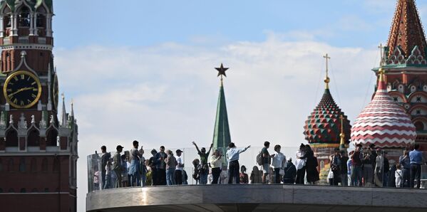 زوار على الجسر العائم في حديقة "زاريادي" في موسكو. - سبوتنيك عربي