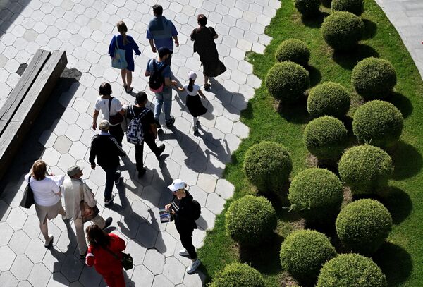 زوار يتجولون في حديقة "زاريادي" في موسكو. - سبوتنيك عربي