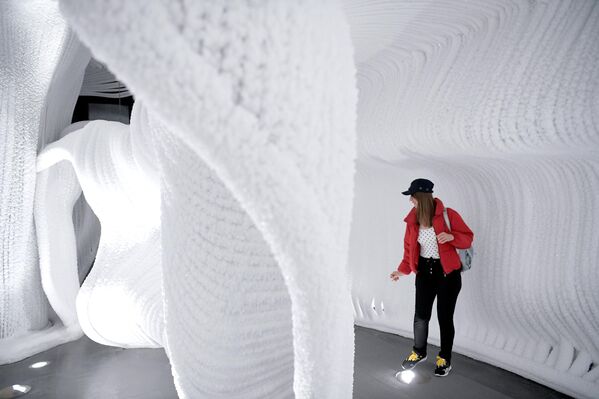 فتاة في جناح الكهف الجليدي في منتزه "زاريادي" الطبيعي في موسكو. - سبوتنيك عربي