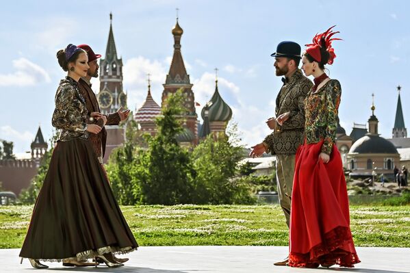 عارضات أزياء لمجموعة "نوكترن" الفاخرة، كجزء من أسبوع الموضة في موسكو في منتزه "زاريادي". - سبوتنيك عربي