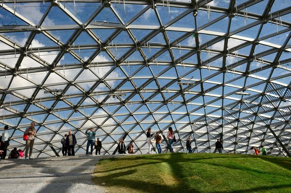 زوار في قسم "القبة الزجاجية" من حديقة "زاريادي" الطبيعية في موسكو. - سبوتنيك عربي