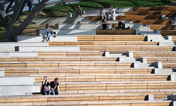 السكان يستمتعون بوقتهم في حديقة "زاريادي" الطبيعية في موسكو. - سبوتنيك عربي