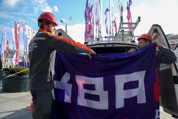 عمال في مدينة موسكو يزينون شارعا بالذكرى 878 عمال في مدينة موسكو يزينون شارعا بالذكرى 878 - سبوتنيك عربي