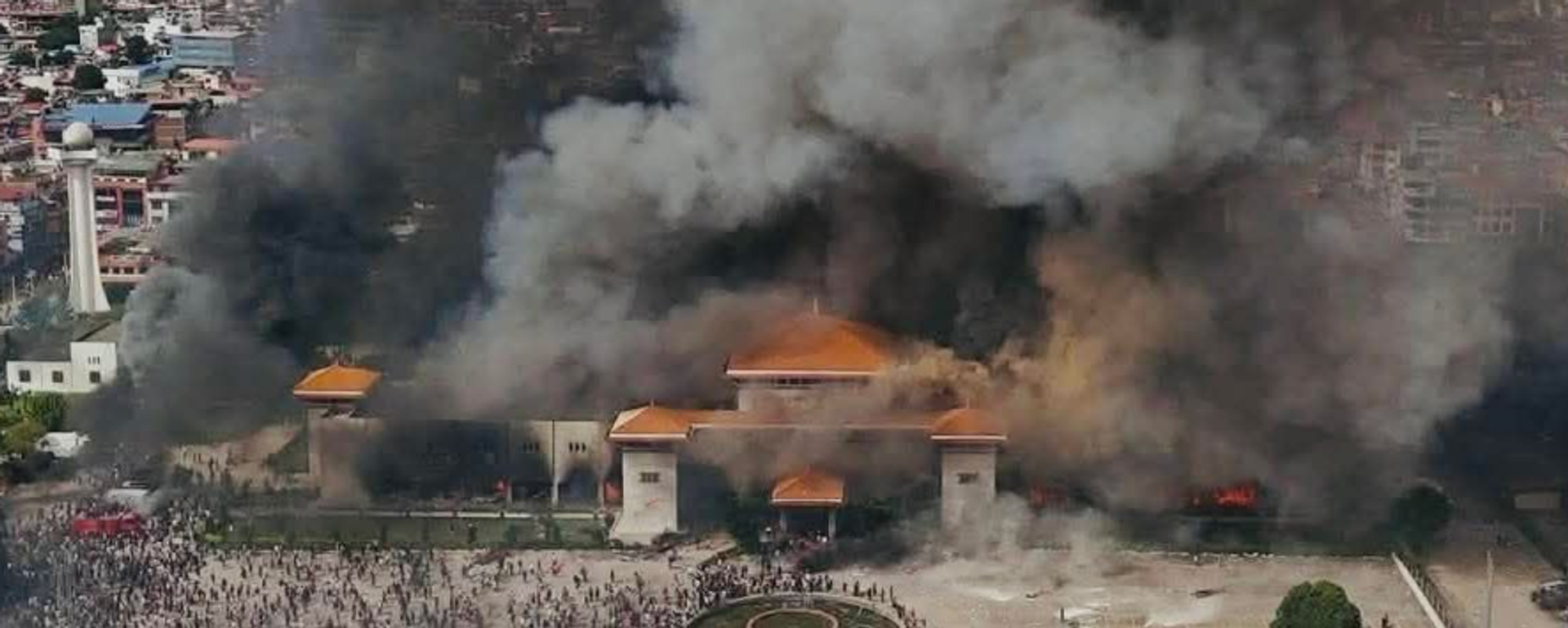 محتجون في نيبال يضرو النار في المكتب المركزي لحزب المؤتمر النيبالي الحاكم. - سبوتنيك عربي, 1920, 09.09.2025