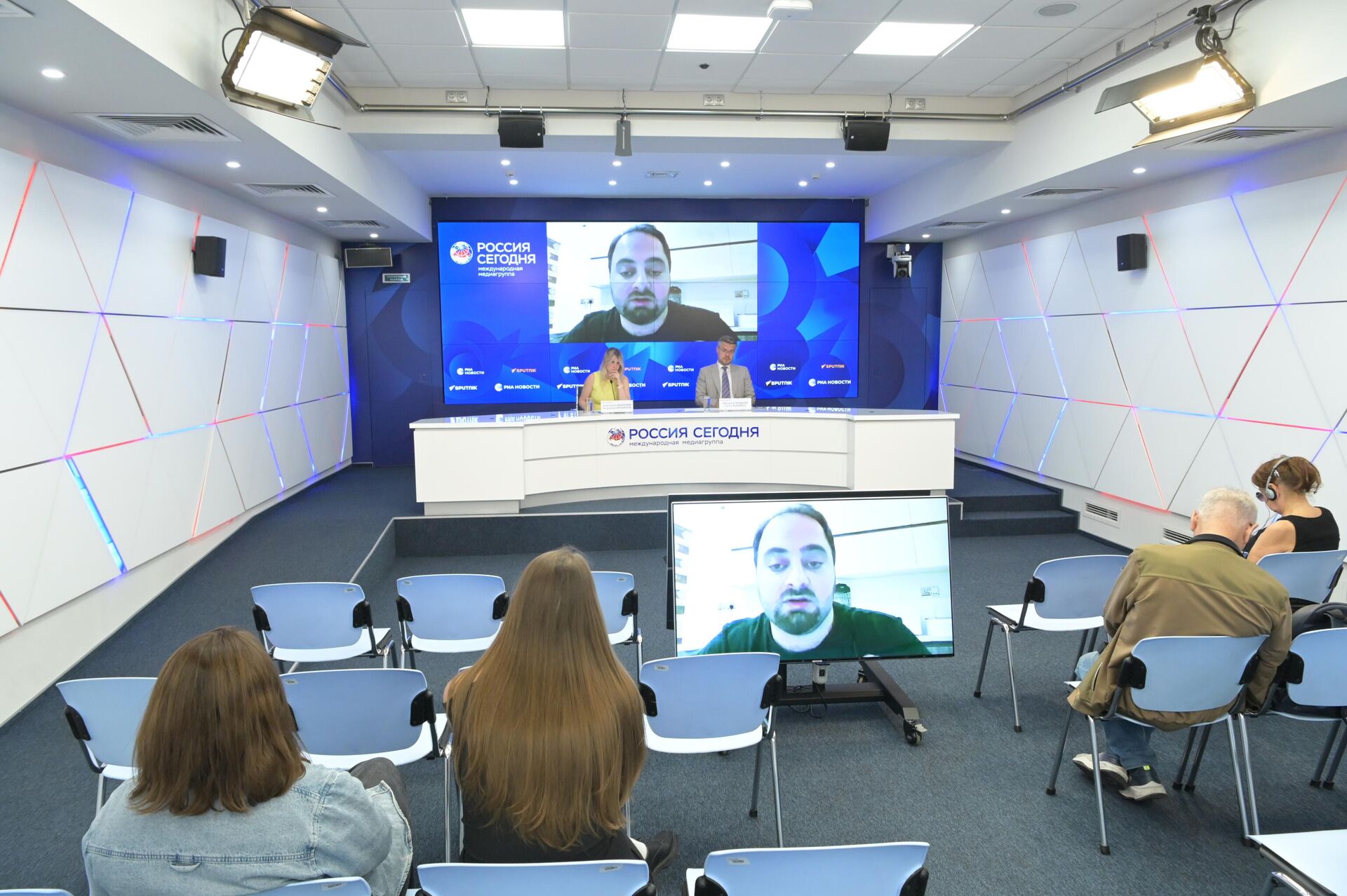 التضامن الصحفي... مديرو وسائل الإعلام العالمية الرائدة يناقشون التحديات المعاصرة التي تواجه هذا القطاع التضامن الصحفي... مديرو وسائل الإعلام العالمية الرائدة يناقشون التحديات المعاصرة التي تواجه هذا القطاع - سبوتنيك عربي, 1920, 09.09.2025