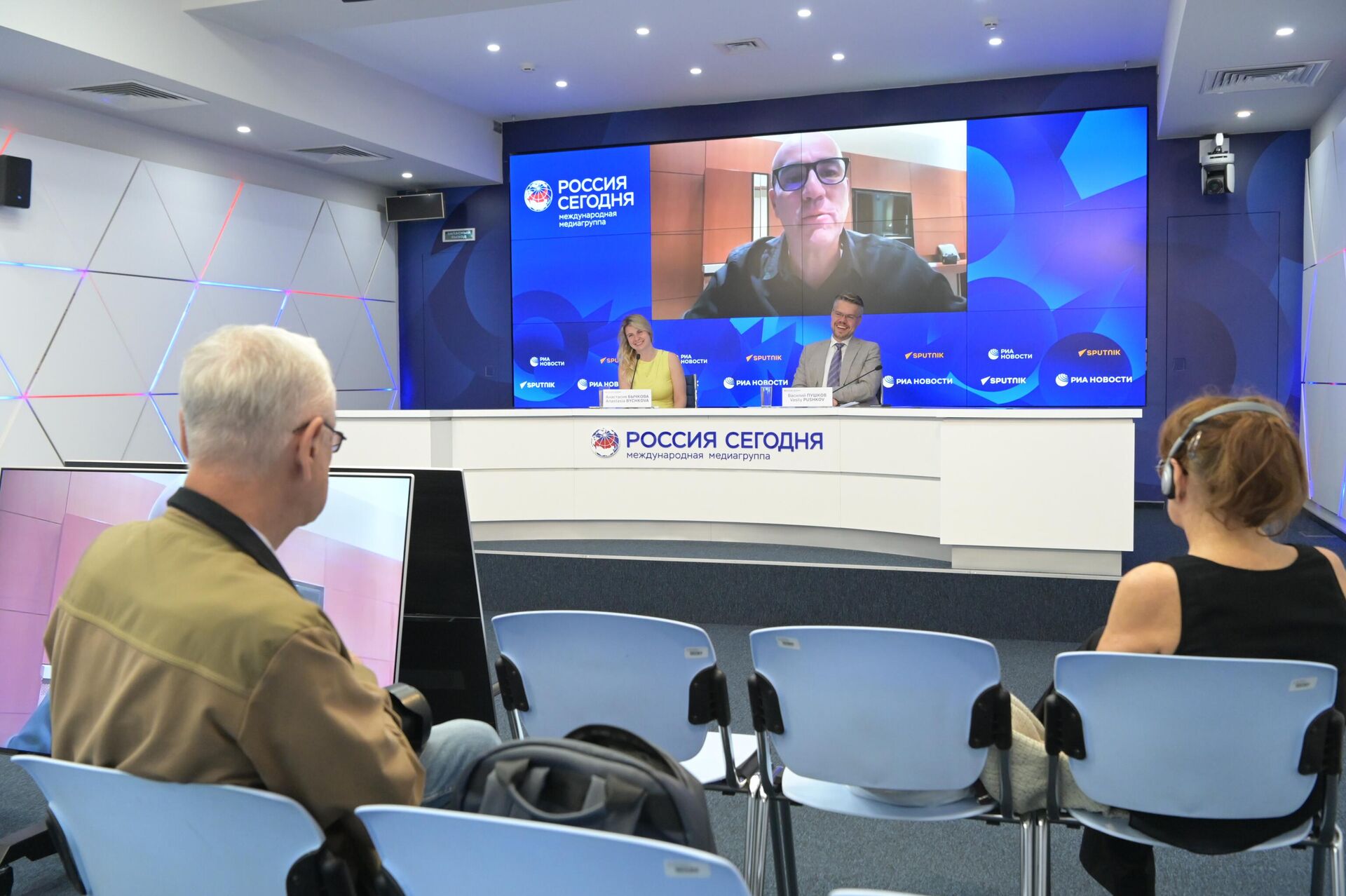 التضامن الصحفي... مديرو وسائل الإعلام العالمية الرائدة يناقشون التحديات المعاصرة التي تواجه هذا القطاع التضامن الصحفي... مديرو وسائل الإعلام العالمية الرائدة يناقشون التحديات المعاصرة التي تواجه هذا القطاع - سبوتنيك عربي, 1920, 09.09.2025