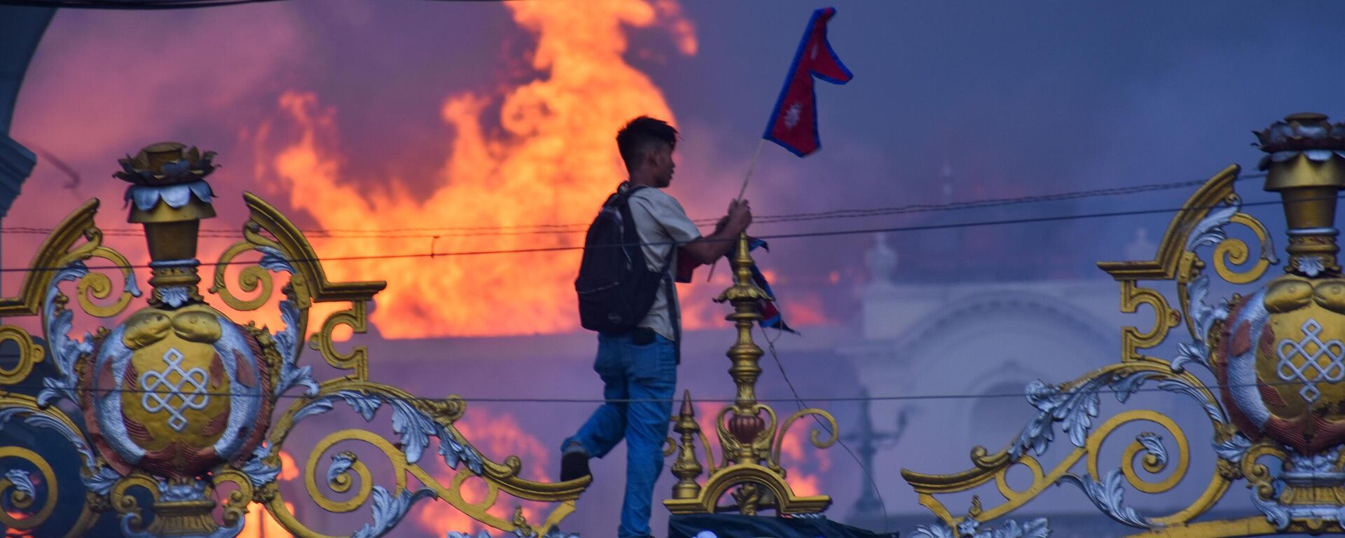 Горящий Singha Durbar во время протестов в Непале  - سبوتنيك عربي, 1920, 10.09.2025