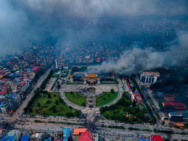 صورة جوية تظهر متظاهرين يشعلون النيران في مبان عامة في أماكن عديدة، بما في ذلك مبنى البرلمان، في مقاطعات كاتماندو ولاليتبور وبهاكتابور في نيبال. - سبوتنيك عربي