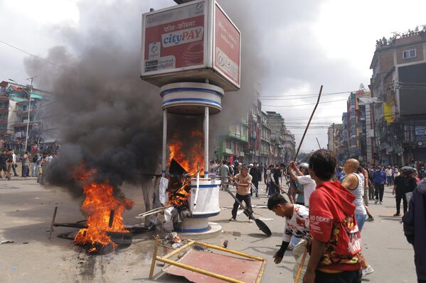 متظاهرون نيباليون يحرقون مركزًا مروريًا في كاتماندو، نيبال. - سبوتنيك عربي