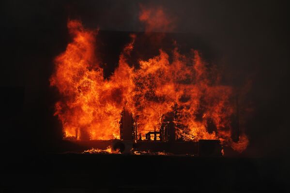 متظاهرون نيباليون يشعلون النار في القصر الرئاسي في اليوم الثاني من الاحتجاجات ضد الفساد في البلاد. - سبوتنيك عربي