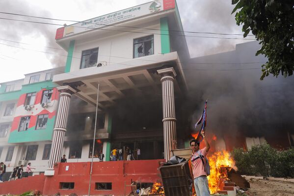 متظاهرون نيباليون يضرمون النار في المكتب المركزي لحزب المؤتمر النيبالي في لاليتبور، نيبال. - سبوتنيك عربي