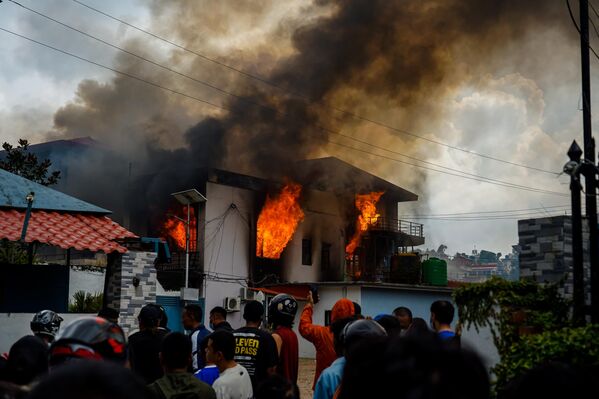 متظاهرون يشعلون النار في مركبات ومبان عامة في أماكن متفرقة، بما في ذلك مبنى البرلمان، في مقاطعات كاتماندو ولاليتبور وبهاكتابور في نيبال. - سبوتنيك عربي